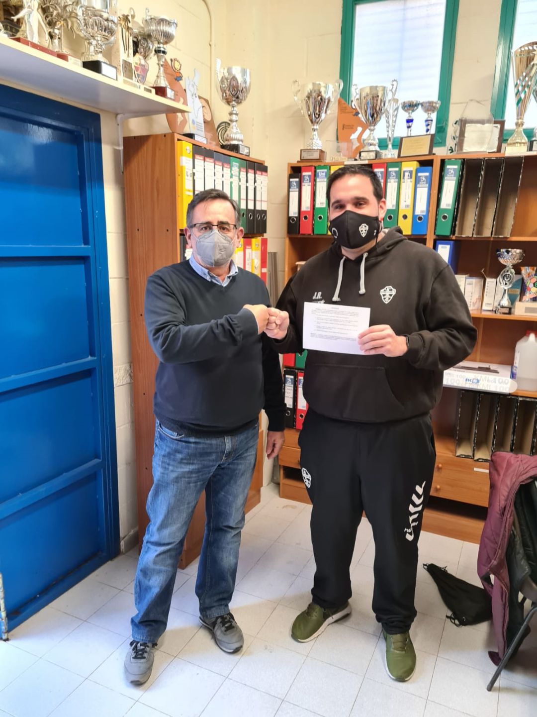 Joaquín Rocamora, a la derecha, junto al presidente del Club Juanjo Ávila Joaquín Rocamora, a la derecha, junto al presidente del Club Juanjo Ávila
