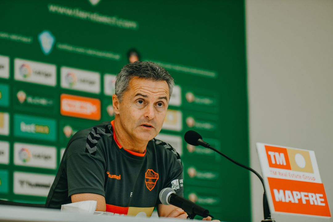 Fran Escribá durante la previa del Barcelona-Elche Fran Escribá durante la previa del Barcelona-Elche