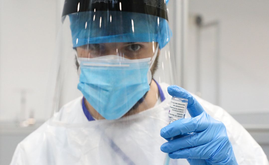 Un profesional sanitario sostiene un frasco con la vacuna contra el COVID-19 de AstraZeneca. Un profesional sanitario sostiene un frasco con la vacuna contra el COVID-19 de AstraZeneca.