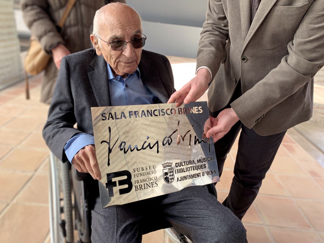 Francisco Brines con la placa del edificio Enginy de Sucre Francisco Brines con la placa del edificio Enginy de Sucre