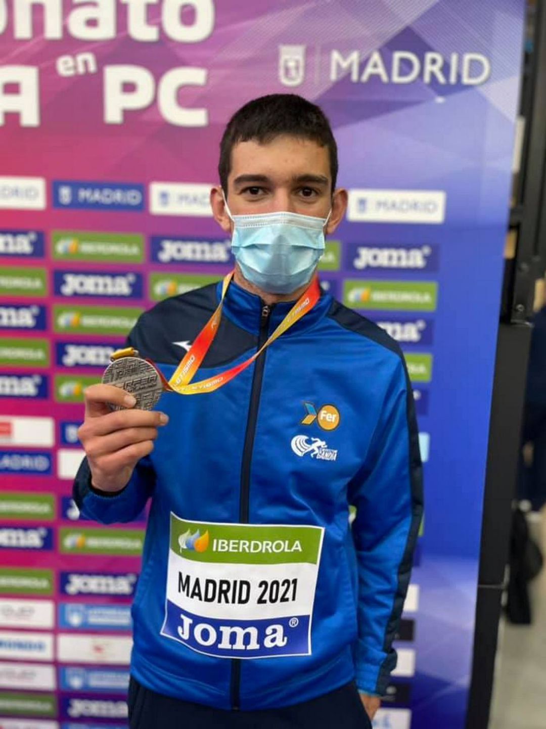Quique Llopis con la medalla de plata Quique Llopis con la medalla de plata