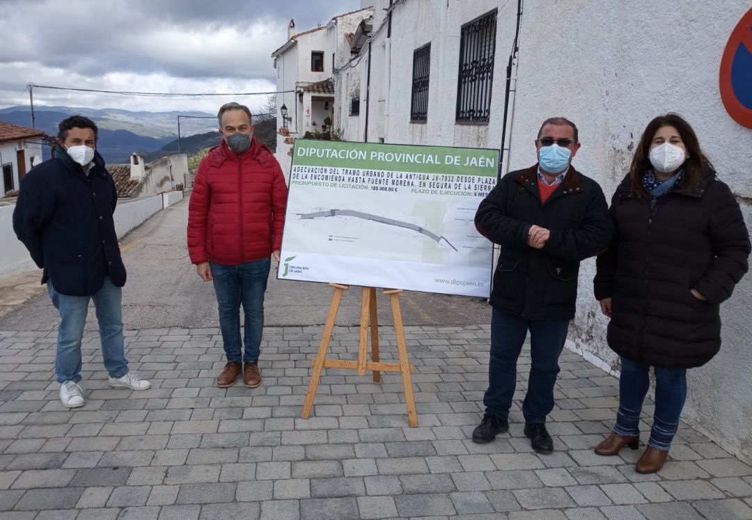 De derecha a izquierda, la alcaldesa de Segura de la Sierra, Esperanza Chinchilla; el diputado de Infraestructuras Municipales, José Castro, y varios técnicos y concejales de la localidad. De derecha a izquierda, la alcaldesa de Segura de la Sierra, Esperanza Chinchilla; el diputado de Infraestructuras Municipales, José Castro, y varios técnicos y concejales de la localidad.