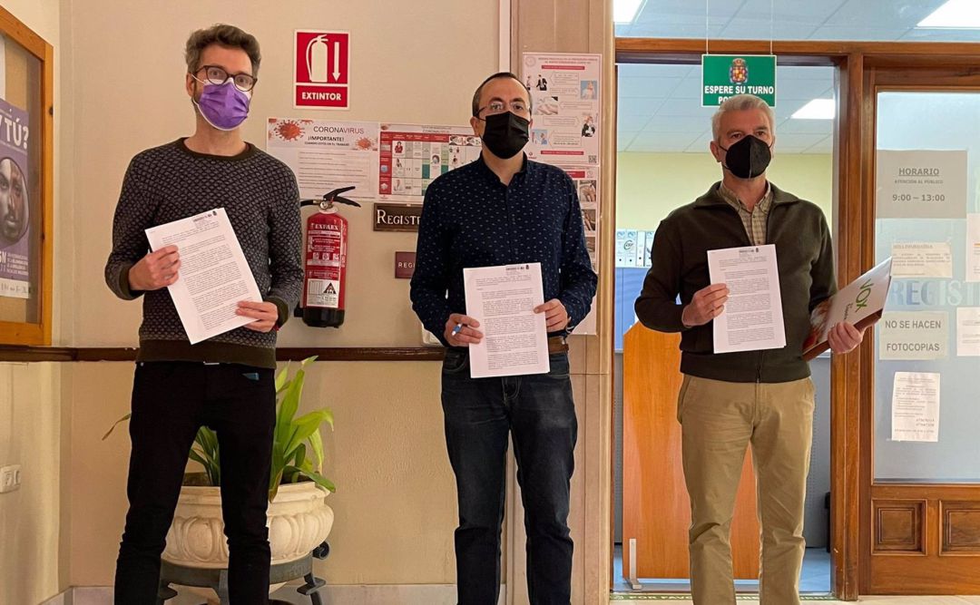 Empezando por la izquierda, el portavoz de Adelante Jaén Javier Ureña, el del PP Manuel Bonilla y el concejal de VOX Manuel Ureña Empezando por la izquierda, el portavoz de Adelante Jaén Javier Ureña, el del PP Manuel Bonilla y el concejal de VOX Manuel Ureña