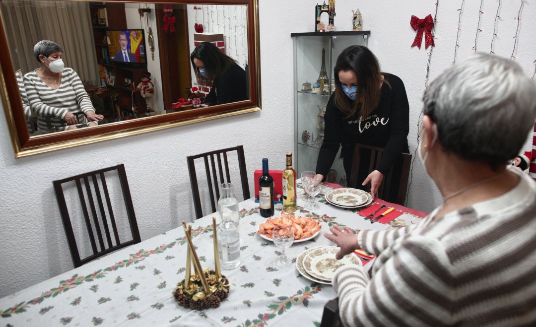 Dos personas preparan la cena de Nochebuena. Dos personas preparan la cena de Nochebuena.