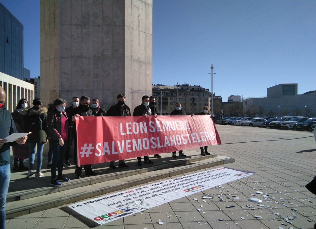 Concentración de los hosteleros leoneses frente a la Delegación Territorial de la Junta Concentración de los hosteleros leoneses frente a la Delegación Territorial de la Junta