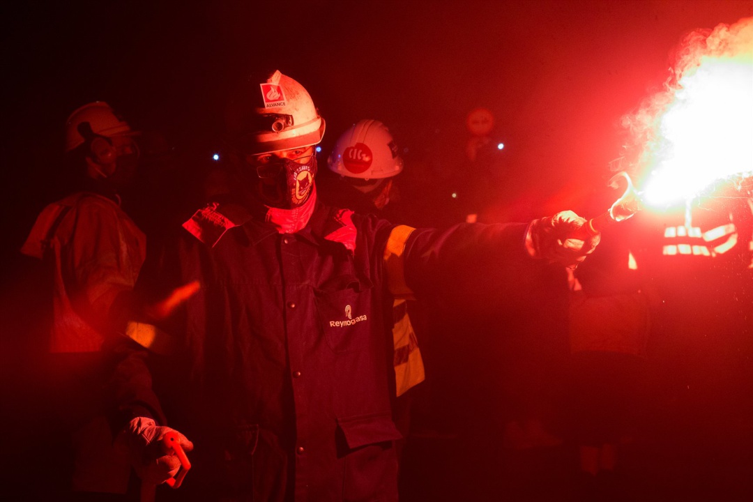 Archivo - Un trabajador de la fábrica sostiene una bengala durante un velatorio nocturno simbólico convocado por la fábrica de Alcoa, en en San Cibrao, A Mariña, Lugo, Galicia (España), a 28 de noviembre de 2020. La concentración se produce como signo de Archivo - Un trabajador de la fábrica sostiene una bengala durante un velatorio nocturno simbólico convocado por la fábrica de Alcoa, en en San Cibrao, A Mariña, Lugo, Galicia (España), a 28 de noviembre de 2020. La concentración se produce como signo de