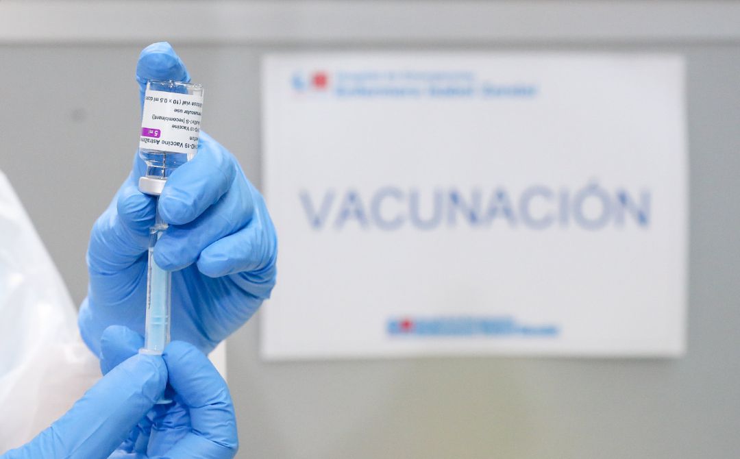 Un profesional sanitario sostiene un frasco con la vacuna contra el COVID-19 de AstraZeneca, en el Pabellón 3 del Hospital Enfermera Isabel Zendal. Un profesional sanitario sostiene un frasco con la vacuna contra el COVID-19 de AstraZeneca, en el Pabellón 3 del Hospital Enfermera Isabel Zendal.