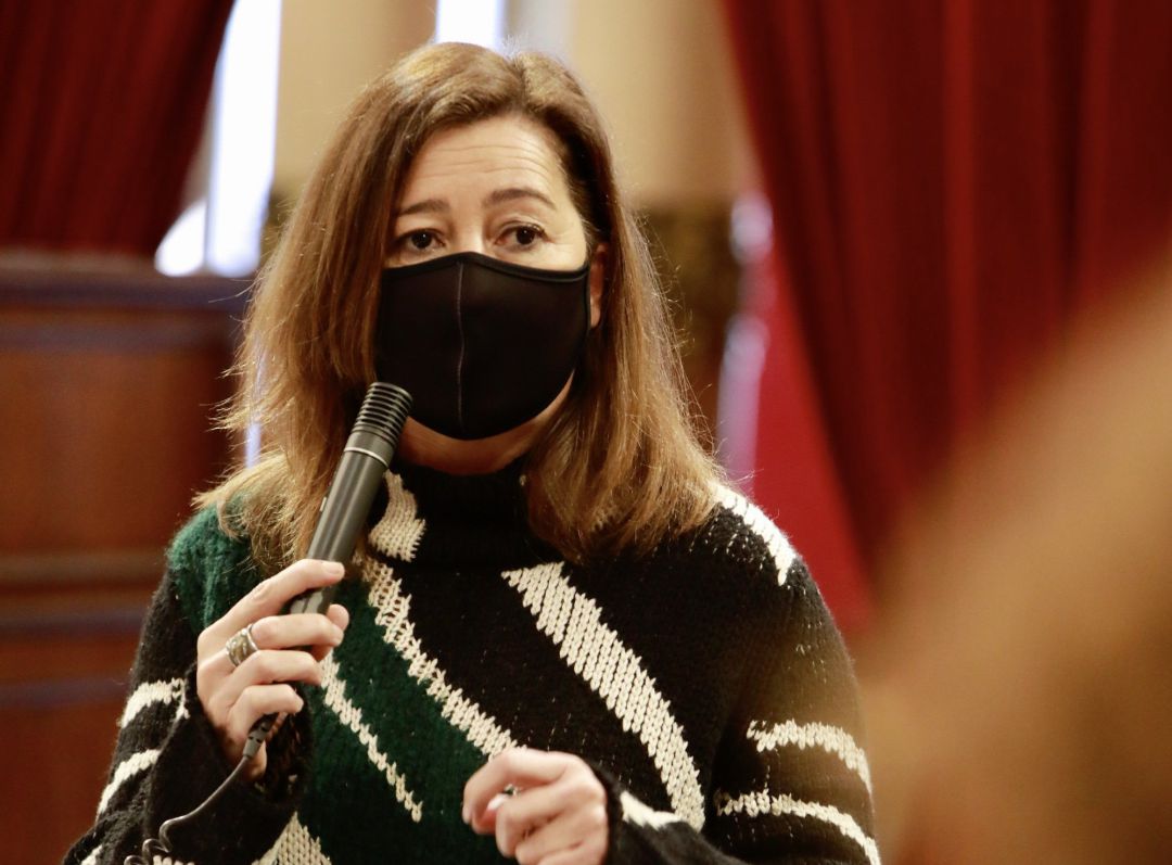 La presidenta del Govern, Francina Armengol, en el pleno del Parlament.
La presidenta del Govern, Francina Armengol, en el pleno del Parlament.