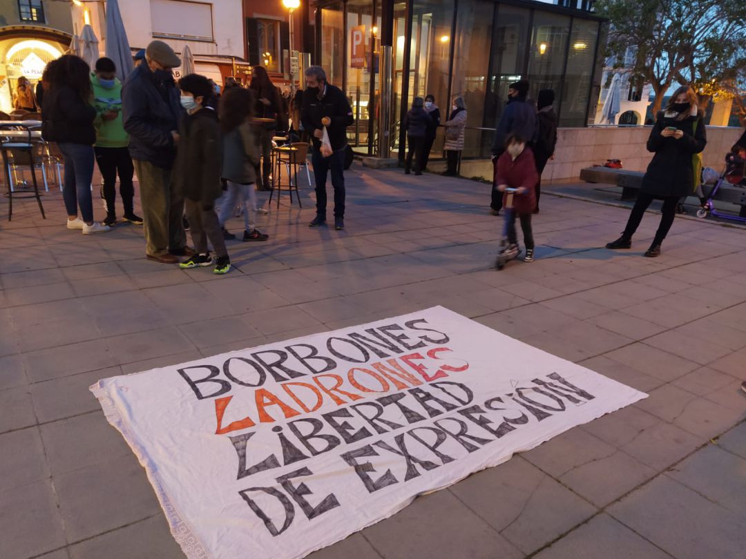 La policia ja ha denunciat a tres persones que van ser a la concentració de dimarts passat. La policia ja ha denunciat a tres persones que van ser a la concentració de dimarts passat.