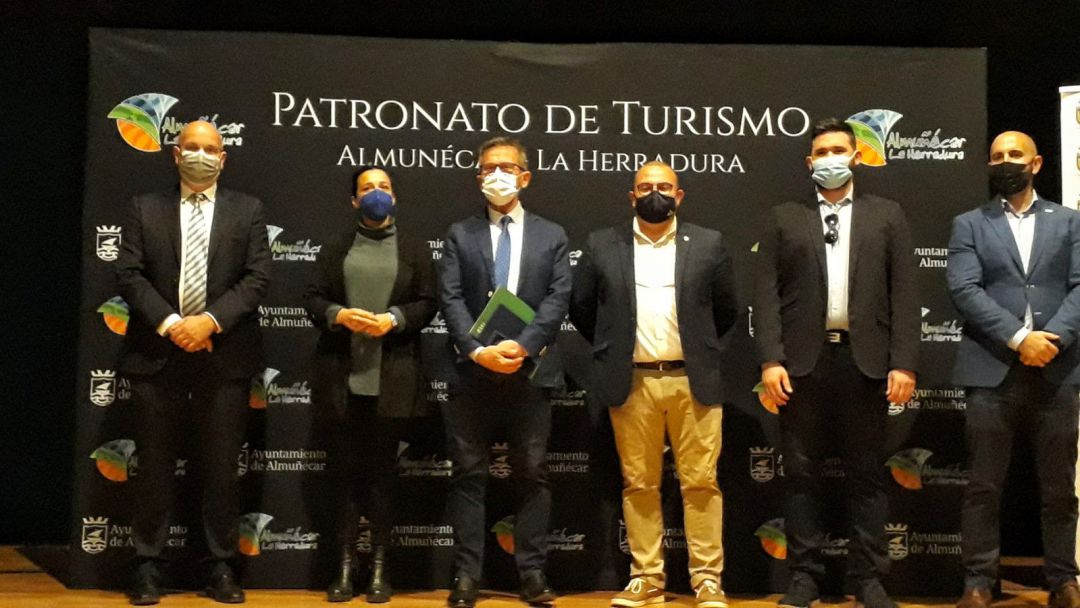 El delegado de turismo de la junta en Granada, Gustavo Rodriguez, junto a concejales del equipo de gobierno municipal durante la presentación de las obras del mercado de La Herradura El delegado de turismo de la junta en Granada, Gustavo Rodriguez, junto a concejales del equipo de gobierno municipal durante la presentación de las obras del mercado de La Herradura