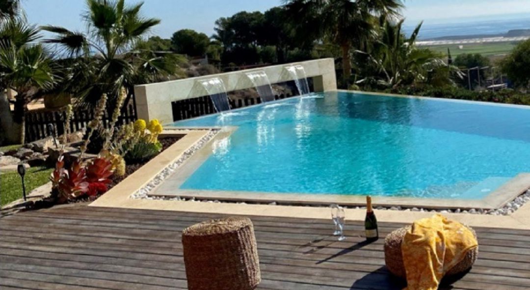 Imagen de una de las piscinas personalizadas elaboradas por Piscinas Lass Imagen de una de las piscinas personalizadas elaboradas por Piscinas Lass