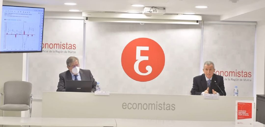 Ramón Madrid, decano del Colegio de Economistas (a la izquierda) y José Daniel Buendía (a la derecha) Ramón Madrid, decano del Colegio de Economistas (a la izquierda) y José Daniel Buendía (a la derecha)