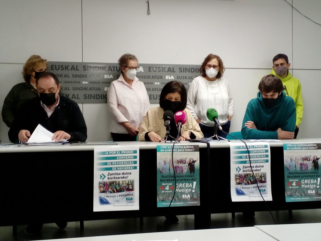 El responsable del sector sociosanitario del sindicato ELA en Navarra, Josetxo Mandado; Susana Laia, miembro del comité de empresa de la Casa de Misericordia en Pamplona e Izai Bujanda, responsable de la Federación de Servicios Públicos de ELA en Navarra. El responsable del sector sociosanitario del sindicato ELA en Navarra, Josetxo Mandado; Susana Laia, miembro del comité de empresa de la Casa de Misericordia en Pamplona e Izai Bujanda, responsable de la Federación de Servicios Públicos de ELA en Navarra.