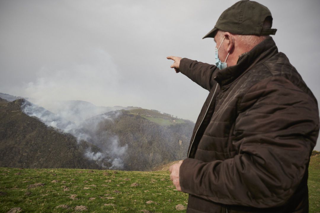 Un vecino observa la zona del fuego en Lesaka, Navarra (España), a 21 de febrero de 2021. Eduardo Sanz - Europa Press Un vecino observa la zona del fuego en Lesaka, Navarra (España), a 21 de febrero de 2021. Eduardo Sanz - Europa Press