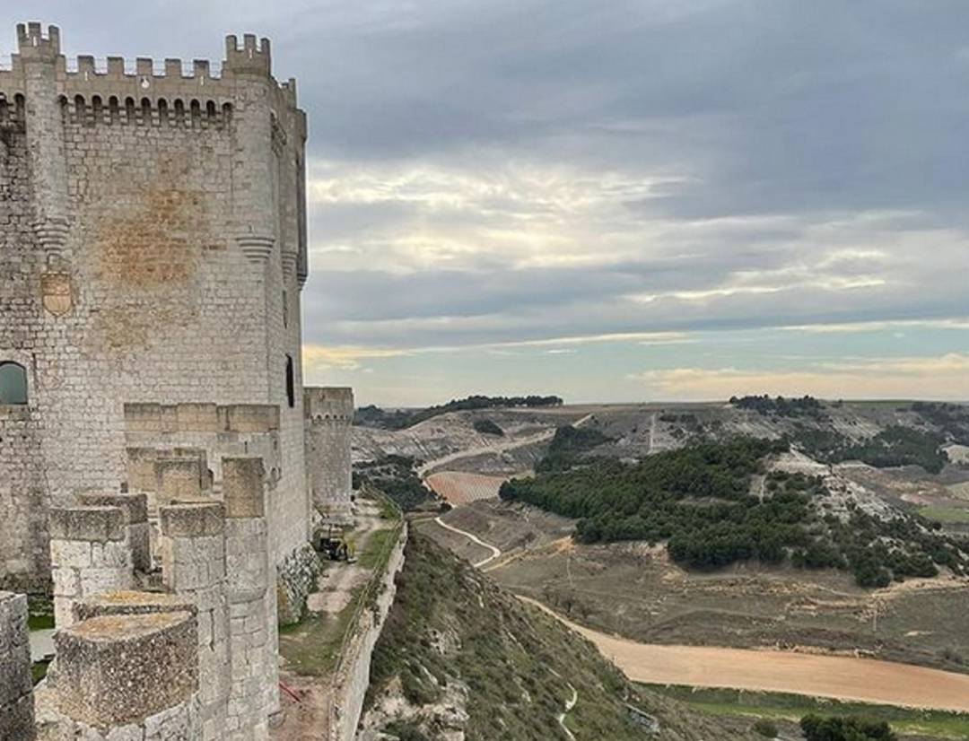 Las vistas de la campiña desde el Castillo de Peñafiel, elemento primordial del turismo de la villa. Las vistas de la campiña desde el Castillo de Peñafiel, elemento primordial del turismo de la villa.