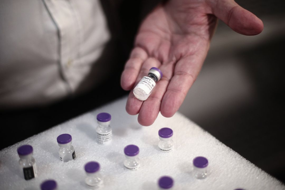 Un profesional sanitario sostiene una dosis de la vacuna contra la COVID-19 de AstraZeneca. Un profesional sanitario sostiene una dosis de la vacuna contra la COVID-19 de AstraZeneca.
