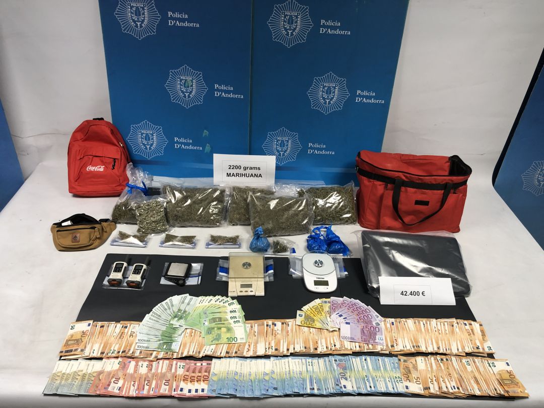 S’han decomissat poc més de 2 quilos de marihuana i 42.400 euros. S’han decomissat poc més de 2 quilos de marihuana i 42.400 euros.