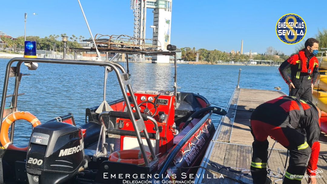 Los bomberos se preparan para retomar el dispositivo de búsqueda de un hombre que pudo caer al Guadalquivir anoche Los bomberos se preparan para retomar el dispositivo de búsqueda de un hombre que pudo caer al Guadalquivir anoche