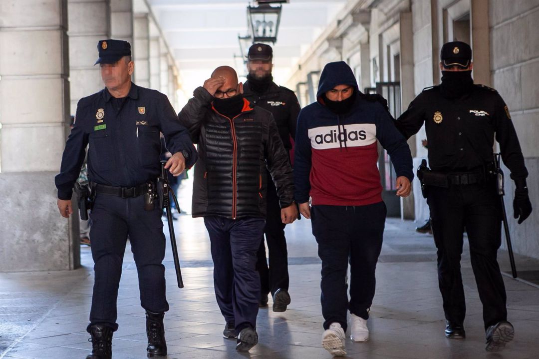 Ricardo, el Pollino, a la derecha y su padre, a la izquierda, custodiados por la Policía Ricardo, el Pollino, a la derecha y su padre, a la izquierda, custodiados por la Policía