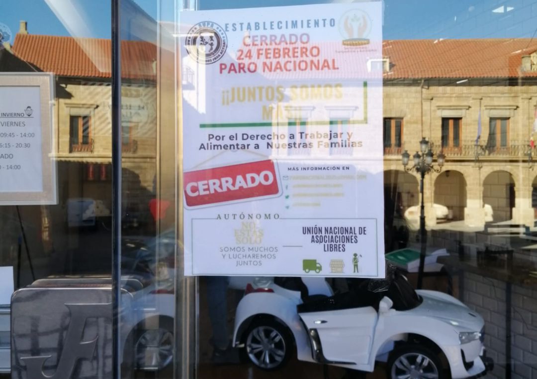 Cartel colgado en un establecimiento en Benavente Cartel colgado en un establecimiento en Benavente