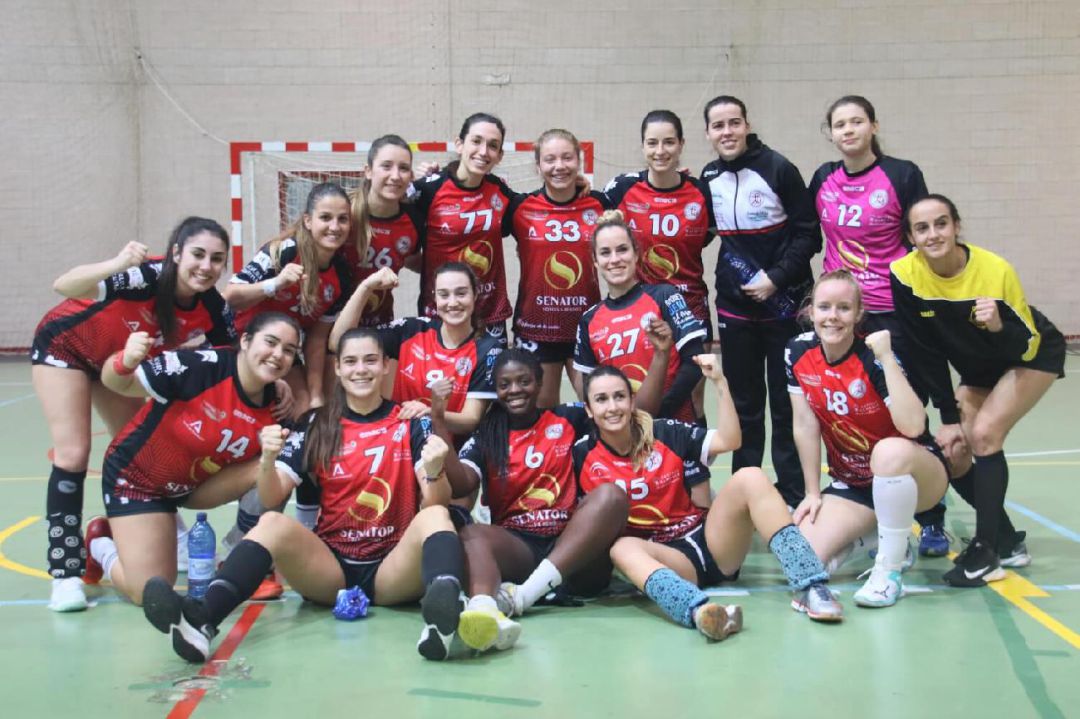 Las jugadoras rojillas celebrando la victoria. Las jugadoras rojillas celebrando la victoria.