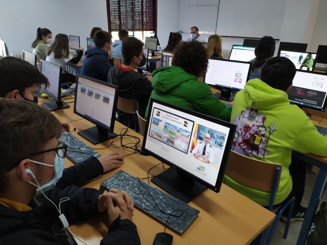 Estudiantes realizando una visita virtual al V Salón del Estudiante de Marmolejo Estudiantes realizando una visita virtual al V Salón del Estudiante de Marmolejo