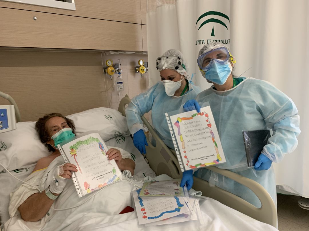 Profesionales sanitarios con paciente hospitalizada Profesionales sanitarios con paciente hospitalizada