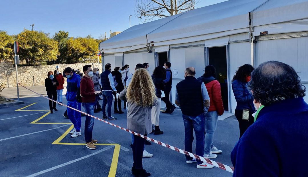 Maestros esperando turno para vacunarse este martes en la Axarquía Maestros esperando turno para vacunarse este martes en la Axarquía