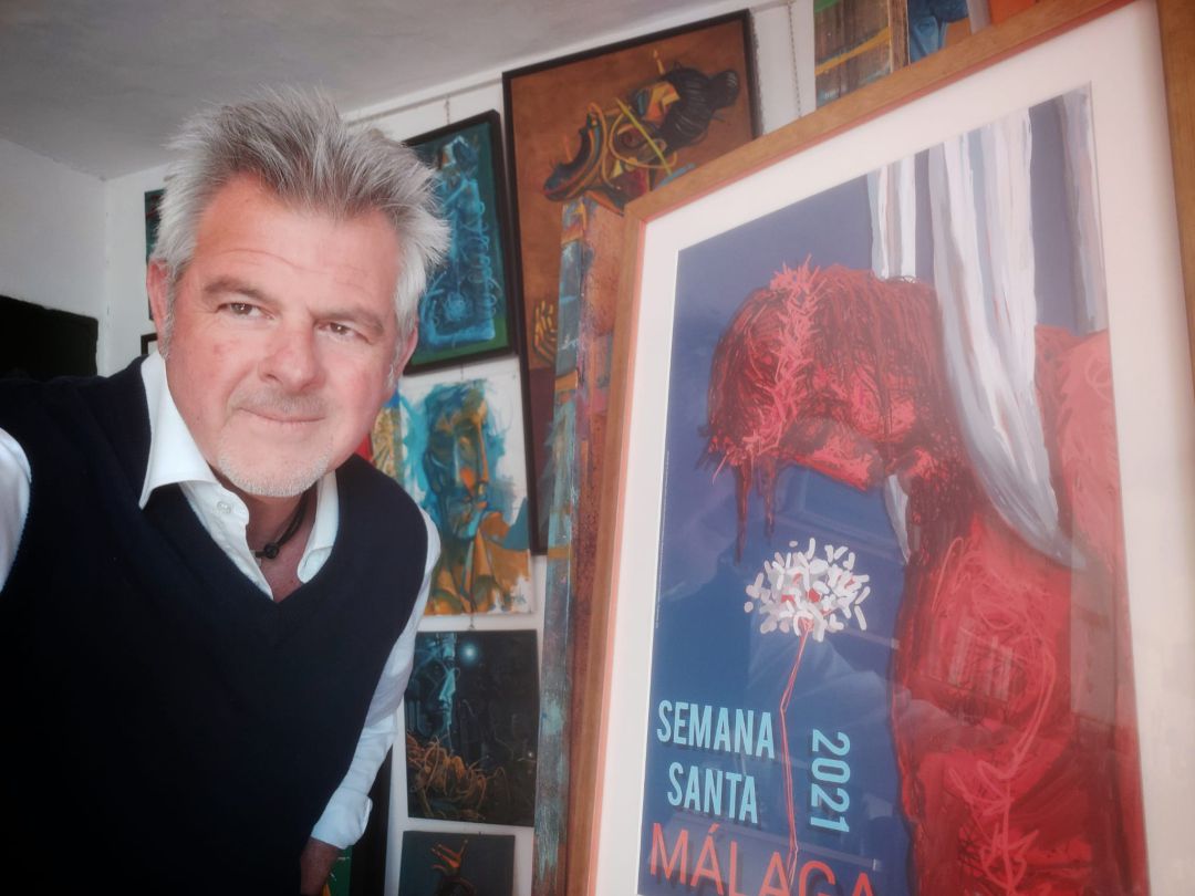 Andrés Mérida posa en su estudio junto al cartel que ha realizado para la Semana Santa de Málaga Andrés Mérida posa en su estudio junto al cartel que ha realizado para la Semana Santa de Málaga
