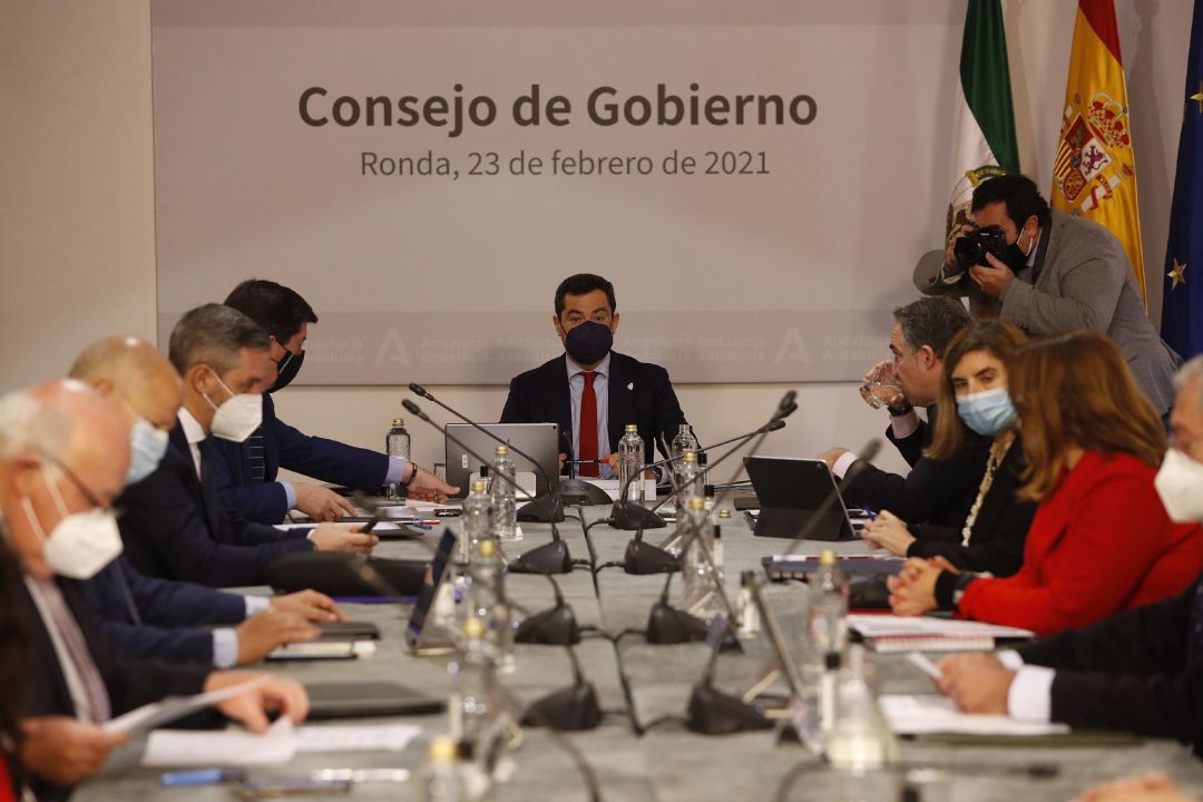 El presidente de la Junta de Andalucía, Juanma Moreno (c), preside la reunión del Consejo de Gobierno que se celebra hoy en Ronda (Málaga) con motivo de los actos previos del Día de Andalucía y dará a conocer las distinciones que cada año se entregan el 28F, entre ellas la de Hijo predilecto de Andalucía, que este año ha recaído en el cantante El presidente de la Junta de Andalucía, Juanma Moreno (c), preside la reunión del Consejo de Gobierno que se celebra hoy en Ronda (Málaga) con motivo de los actos previos del Día de Andalucía y dará a conocer las distinciones que cada año se entregan el 28F, entre ellas la de Hijo predilecto de Andalucía, que este año ha recaído en el cantante