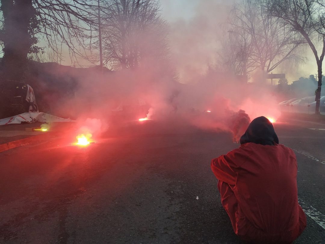 Un grupo compuesto por unas 200 personas se ha concentrado frente a la fábrica de Tubacex en Llodio Un grupo compuesto por unas 200 personas se ha concentrado frente a la fábrica de Tubacex en Llodio