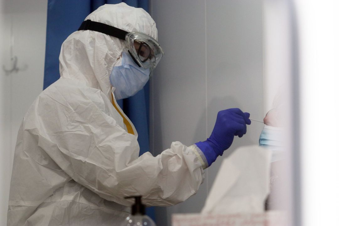 Profesional sanitario hace un test rápido de antígenos PCR durante un cribado masivo Profesional sanitario hace un test rápido de antígenos PCR durante un cribado masivo