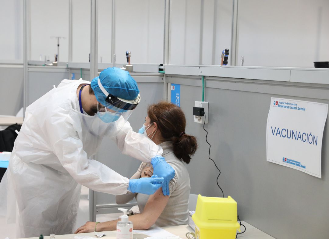 Una mujer recibe la vacuna de AstraZeneca contra el COVID-19, en el Pabellón 3 del Hospital Público Enfermera Isabel Zendal. Una mujer recibe la vacuna de AstraZeneca contra el COVID-19, en el Pabellón 3 del Hospital Público Enfermera Isabel Zendal.