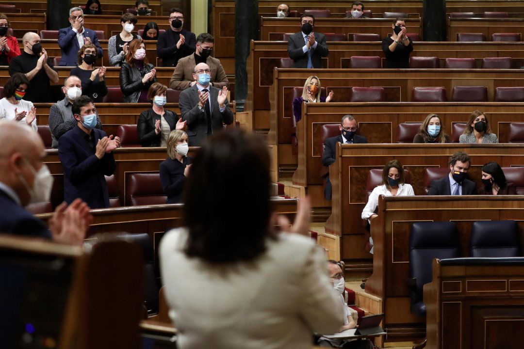Parlamentarios aplauden durante el pleno del Congreso de los Diputados, este martes en Madrid Parlamentarios aplauden durante el pleno del Congreso de los Diputados, este martes en Madrid