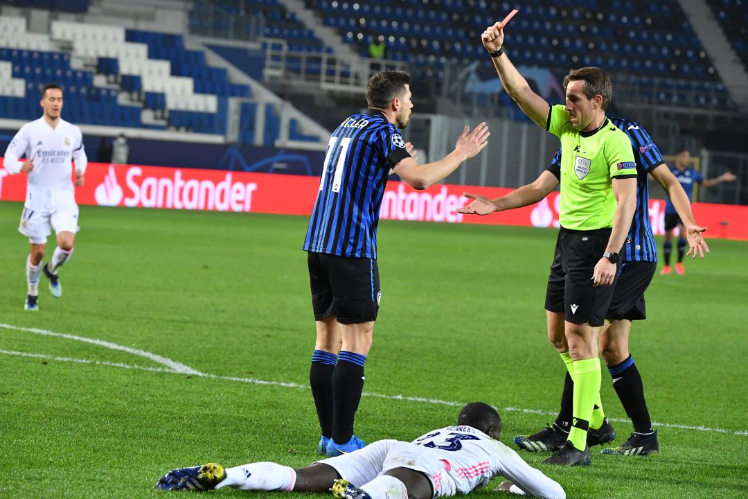 El árbitro Stilier le enseña la tarjeta roja a Freuler tras la entrada a Mendy. El árbitro Stilier le enseña la tarjeta roja a Freuler tras la entrada a Mendy.