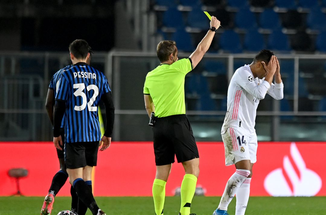 Momento en el que el colegiado muestra la tarjeta amarilla a Casemiro Momento en el que el colegiado muestra la tarjeta amarilla a Casemiro
