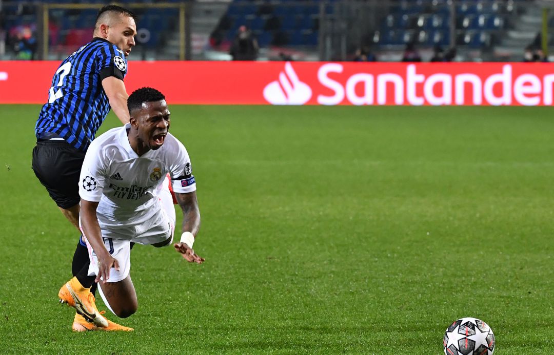 Vinicius cae tras una entrada de un rival Vinicius cae tras una entrada de un rival