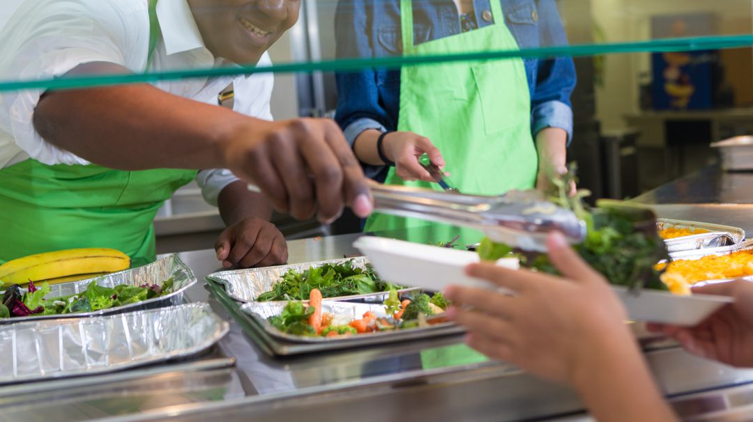 El alcalde de Lyon considera que un menú único con verduras y pescado no solo es más sostenible, sino que contribuye mejor a combatir la COVID El alcalde de Lyon considera que un menú único con verduras y pescado no solo es más sostenible, sino que contribuye mejor a combatir la COVID