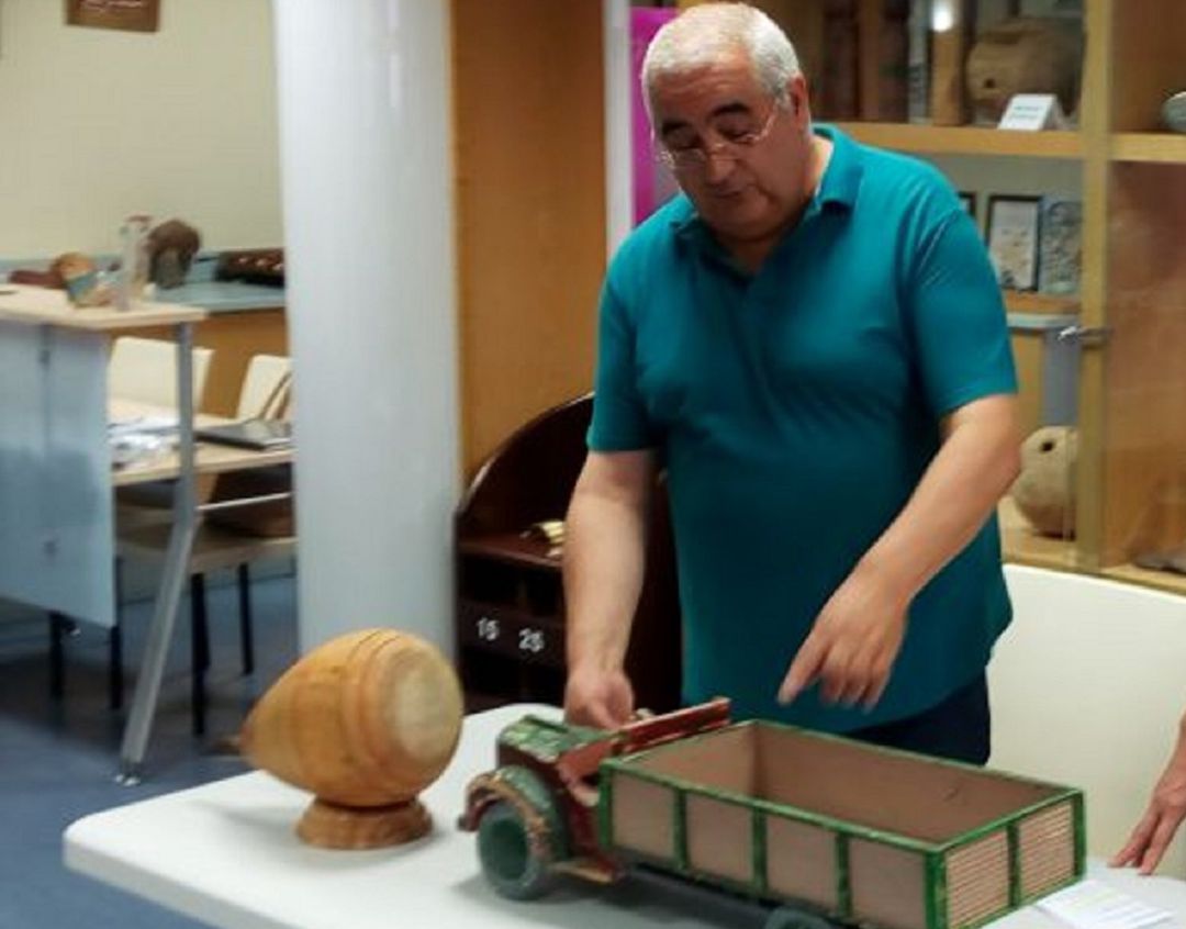 Carlos de la Villa, presidente de la asociación, en el museo Carlos de la Villa, presidente de la asociación, en el museo