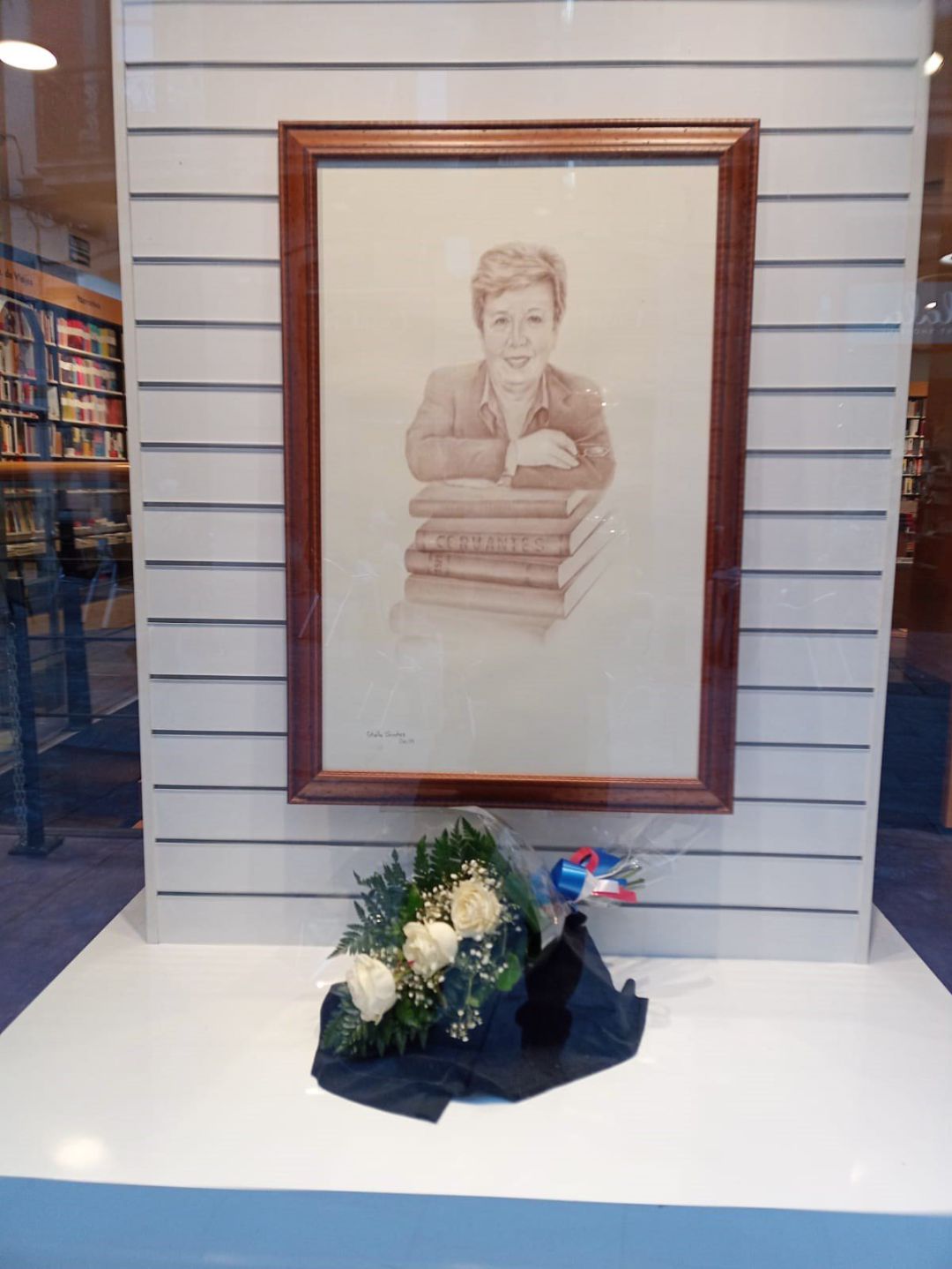Homenaje, en el escaparate de la Librería Cervantes, a su propietaria, Concha Quirós
Homenaje, en el escaparate de la Librería Cervantes, a su propietaria, Concha Quirós