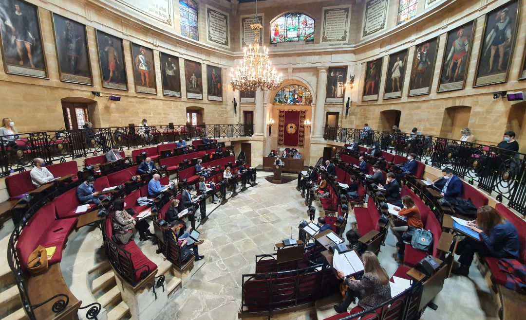 La oposición denuncia que no responden a las necesidades que deja la pandemia y los grupos de Gobierno critican sus propuestas "maximalistas" La oposición denuncia que no responden a las necesidades que deja la pandemia y los grupos de Gobierno critican sus propuestas "maximalistas"