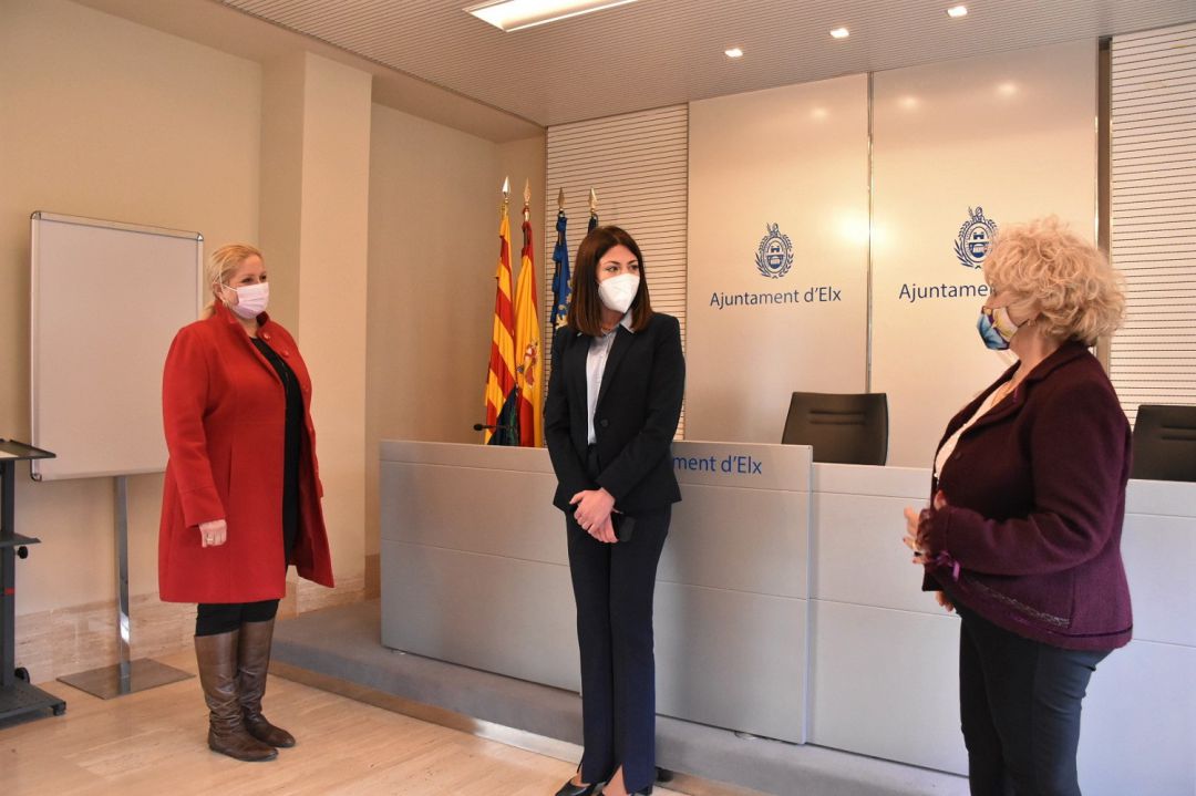 La concejala de Fiestas, Mariola Galiana y la presidenta de la Comunidad Andaluza de Elche, Ángeles Masegosa La concejala de Fiestas, Mariola Galiana y la presidenta de la Comunidad Andaluza de Elche, Ángeles Masegosa