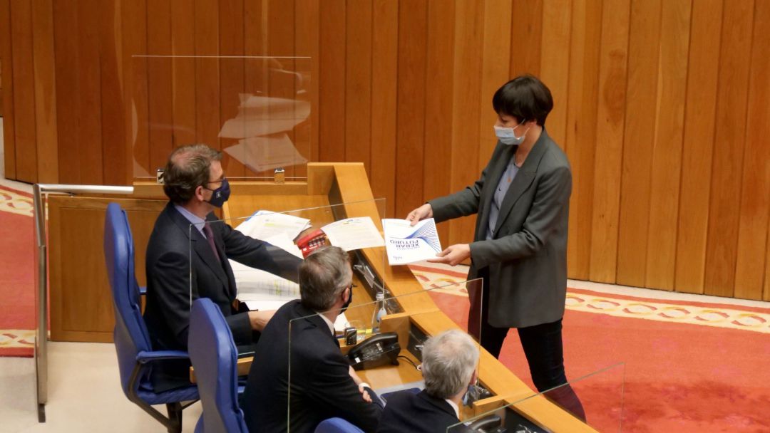 La portavoz del BNG, Ana Pontón, entrega un documento a Feijoo con las propuestas para el reparto de fondos europeos. La portavoz del BNG, Ana Pontón, entrega un documento a Feijoo con las propuestas para el reparto de fondos europeos.