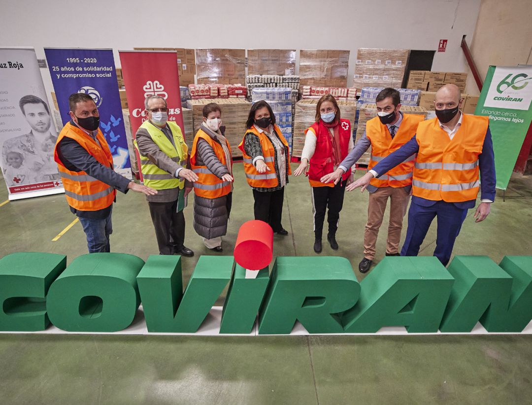 Acto de entrega de alimentos por la cooperativa granadina a distintas ONG Acto de entrega de alimentos por la cooperativa granadina a distintas ONG