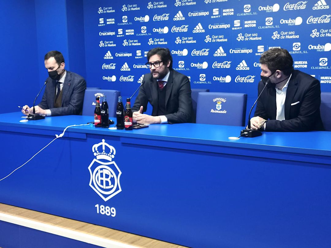 Imagen del acto de presentación en la sala de prensa del Nuevo Colombino. Imagen del acto de presentación en la sala de prensa del Nuevo Colombino.