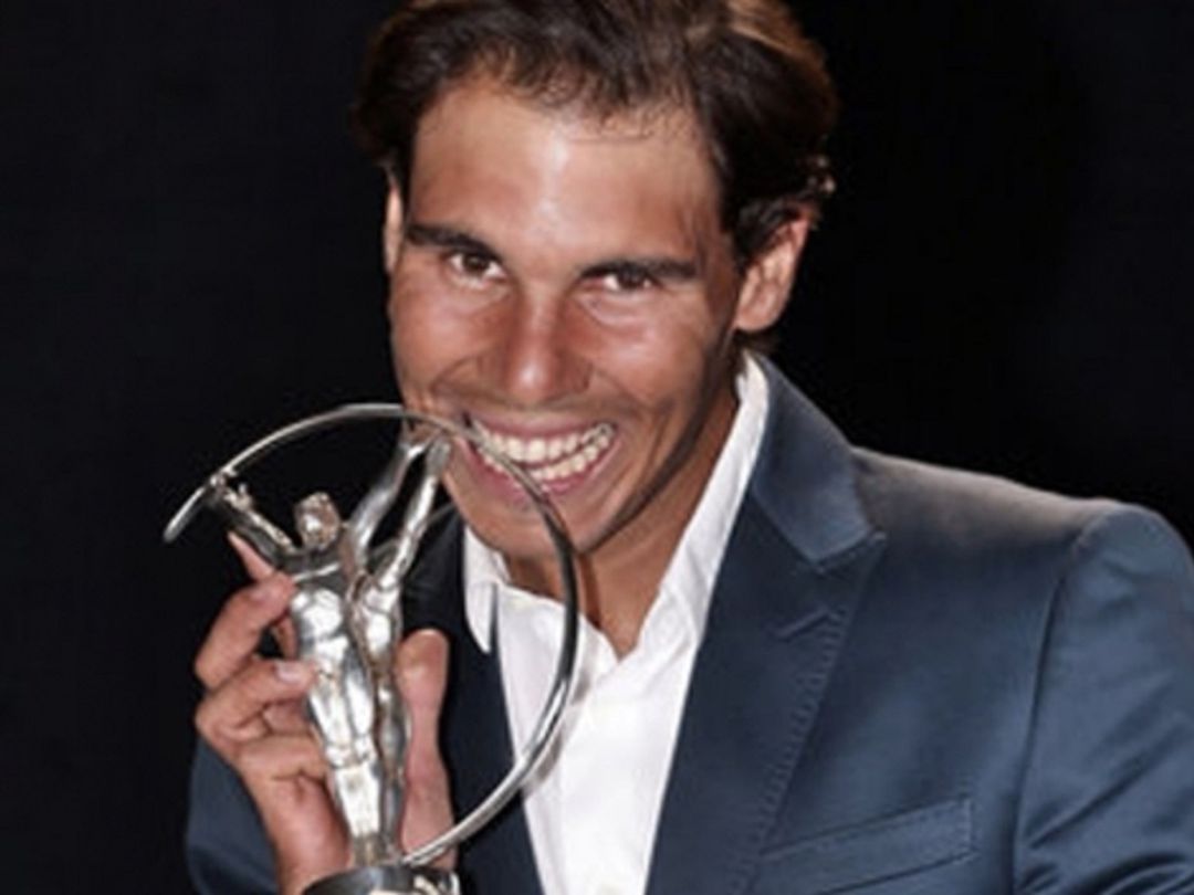 Rafa Nadal recoge una de las estatuillas de los Premios Laureus. Rafa Nadal recoge una de las estatuillas de los Premios Laureus.