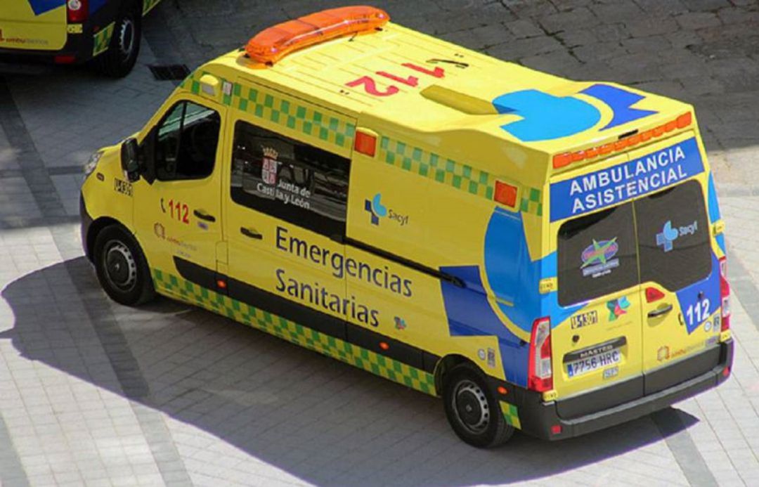 Trasladan al hospital a una mujer que llevaba varios días caída en casa y con la cadera rota Trasladan al hospital a una mujer que llevaba varios días caída en casa y con la cadera rota