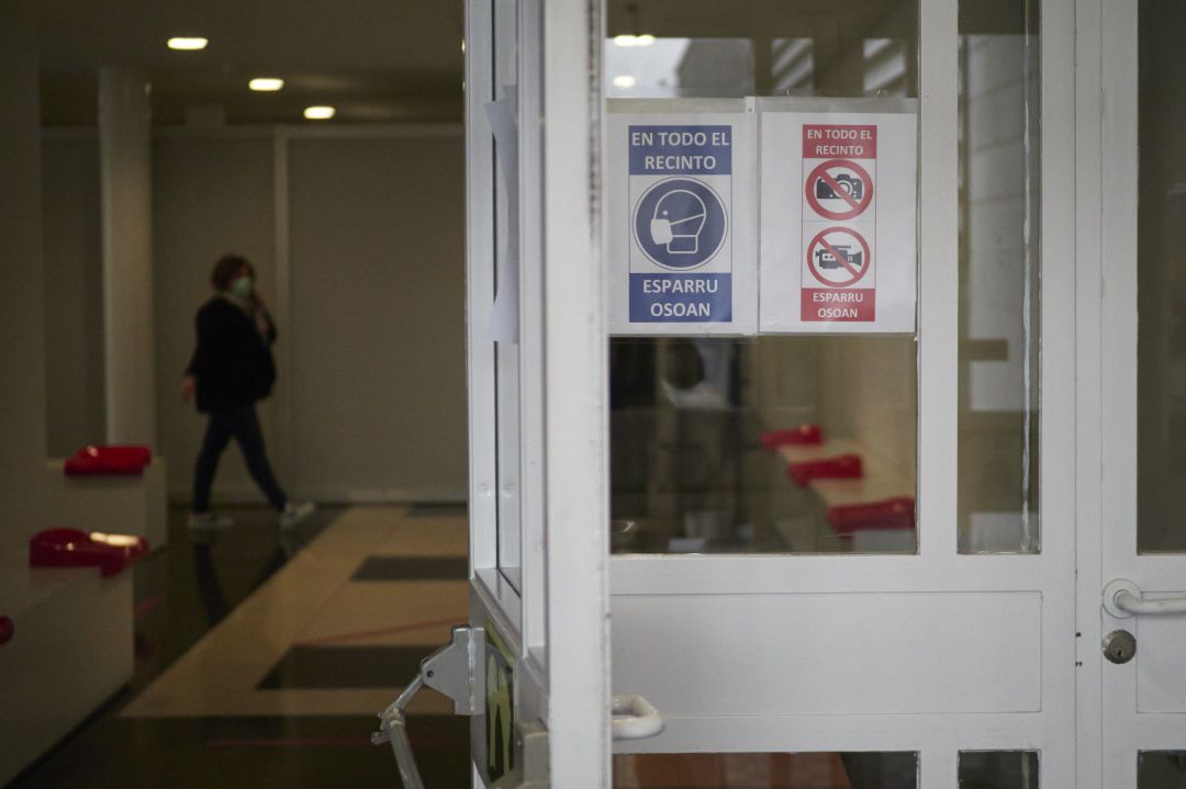 Indicaciones de salud en un espacio de Refena donde profesionales sociosanitarios han recibido la vacuna contra la COVID-19, en Pamplona, Navarra Indicaciones de salud en un espacio de Refena donde profesionales sociosanitarios han recibido la vacuna contra la COVID-19, en Pamplona, Navarra