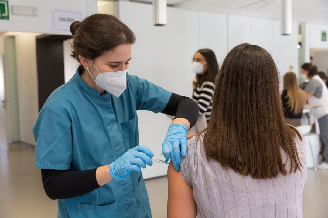 Vacunación a alumnos de la Universidad de Navarra que realizan prácticas clínicas. Vacunación a alumnos de la Universidad de Navarra que realizan prácticas clínicas.