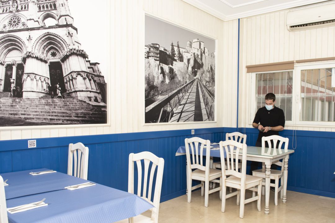 Un camarero trabaja en el interior de un bar Un camarero trabaja en el interior de un bar